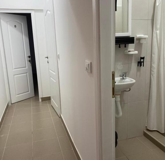 اتاق استاندارد با سرویس بهداشتی مشترک, Omis Rooms