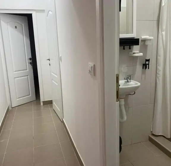 اتاق استاندارد با سرویس بهداشتی مشترک, Omis Rooms