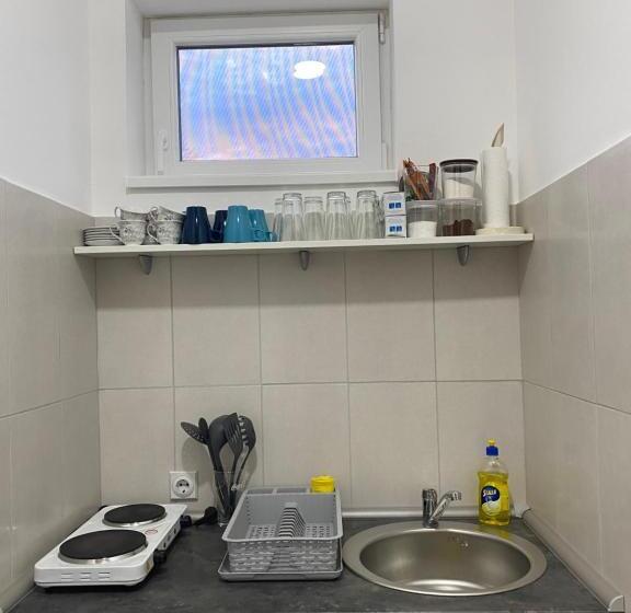 اتاق استاندارد با سرویس بهداشتی مشترک, Omis Rooms