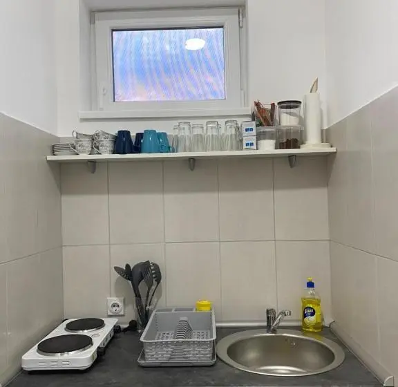اتاق استاندارد با سرویس بهداشتی مشترک, Omis Rooms