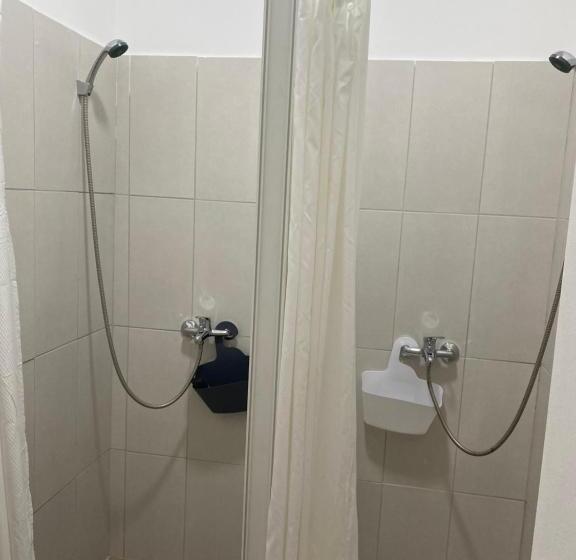 اتاق استاندارد با سرویس بهداشتی مشترک, Omis Rooms