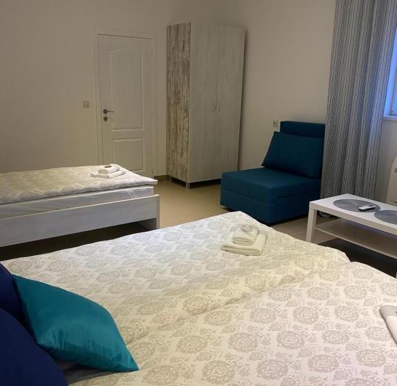 اتاق خانوادگی با سرویس بهداشتی مشترک, Omis Rooms