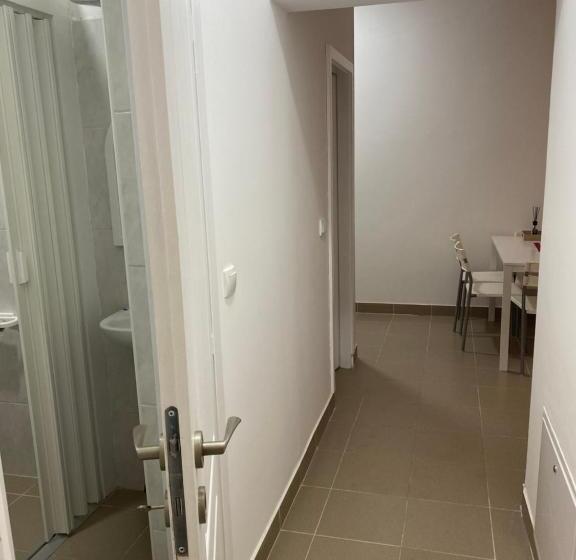 اتاق خانوادگی با سرویس بهداشتی مشترک, Omis Rooms