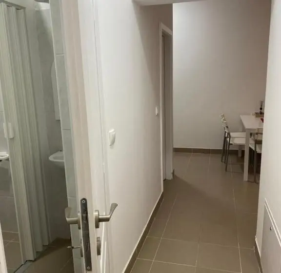 اتاق خانوادگی با سرویس بهداشتی مشترک, Omis Rooms