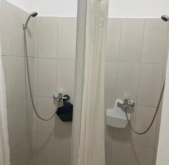 اتاق خانوادگی با سرویس بهداشتی مشترک, Omis Rooms