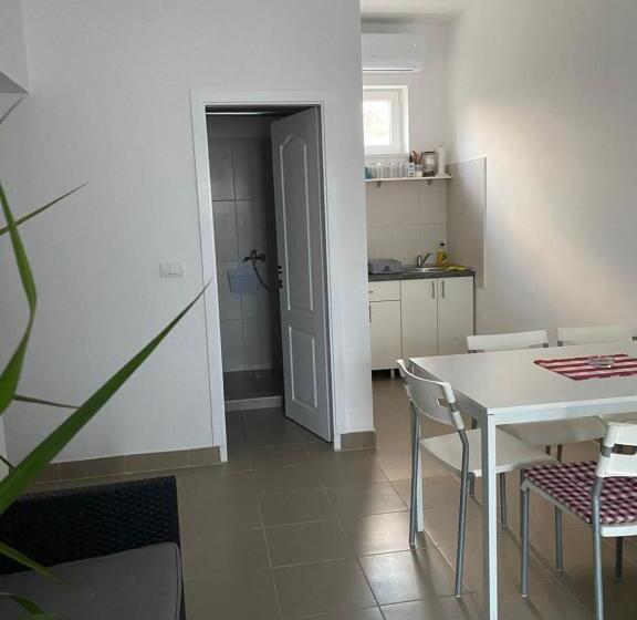 اتاق خانوادگی با سرویس بهداشتی مشترک, Omis Rooms