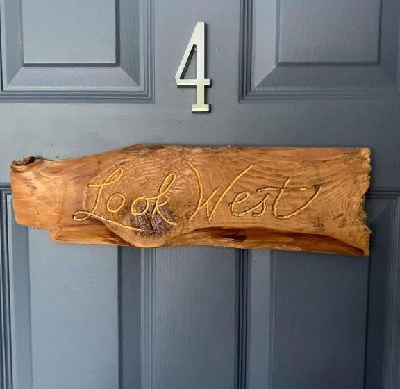 패밀리 룸, Brook Road Inn