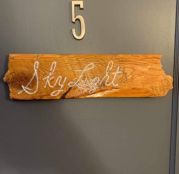 패밀리 룸, Brook Road Inn