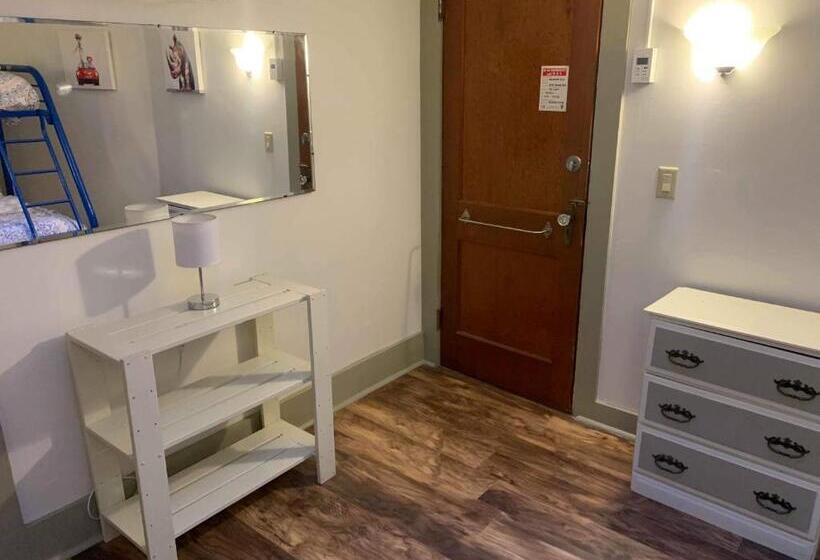 패밀리 룸, Brook Road Inn