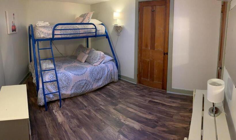 패밀리 룸, Brook Road Inn