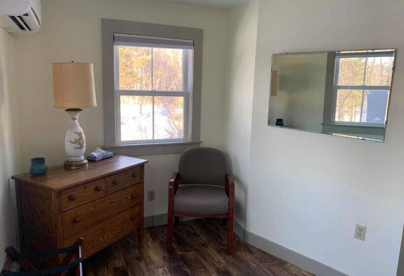 패밀리 룸, Brook Road Inn