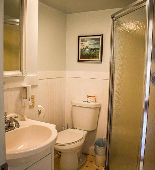 이코노미 트리플 룸, Brook Road Inn