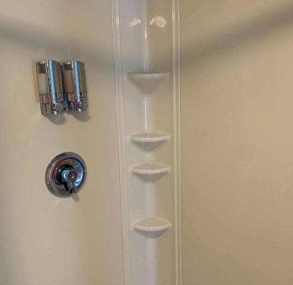 이코노미 트리플 룸, Brook Road Inn