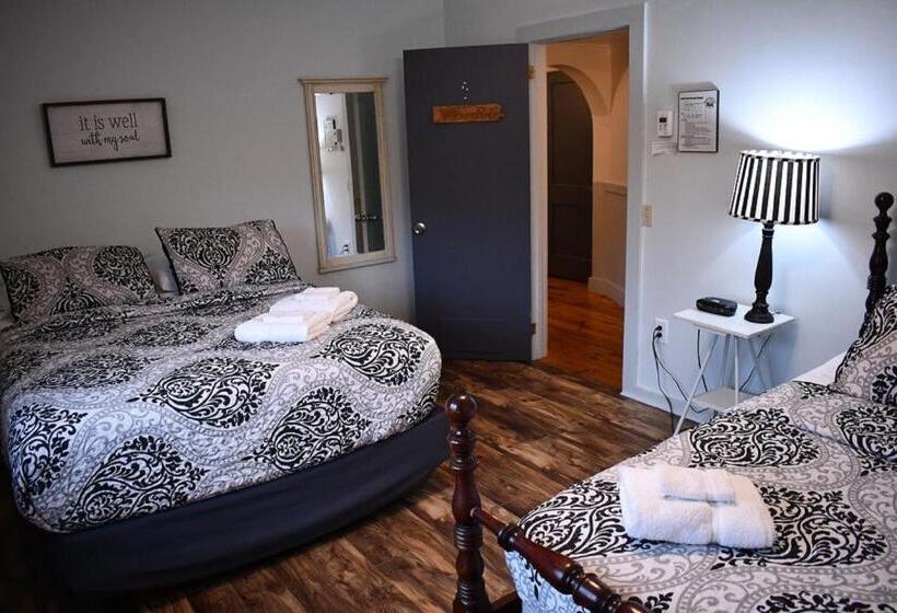 베이직 3인 룸, Brook Road Inn