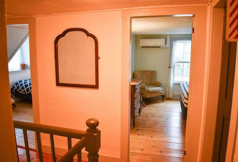 패밀리 스위트, Brook Road Inn