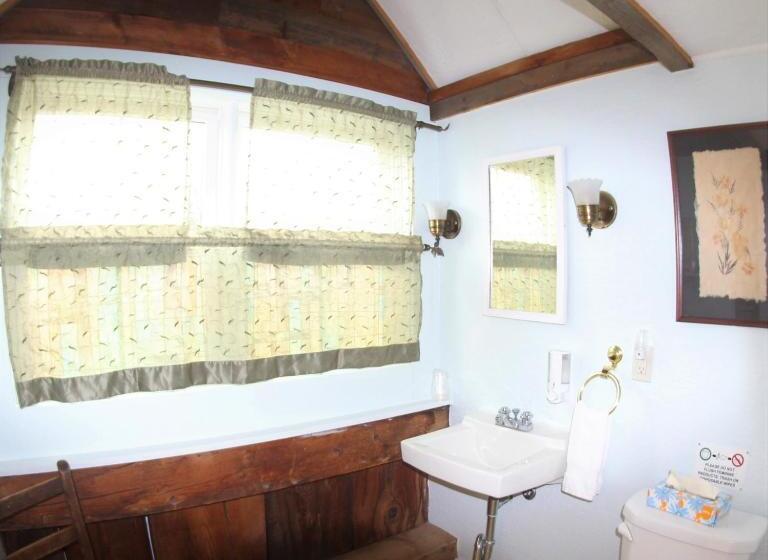 패밀리 스위트, Brook Road Inn