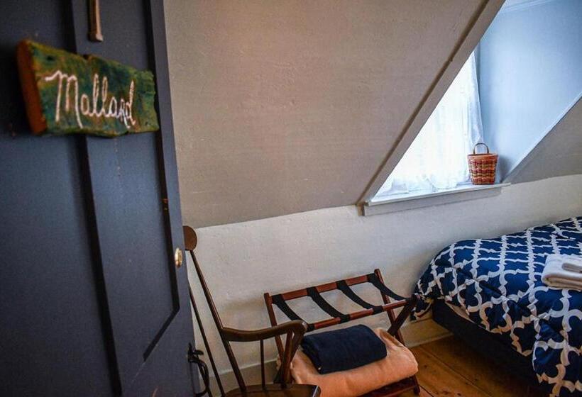 패밀리 스위트, Brook Road Inn