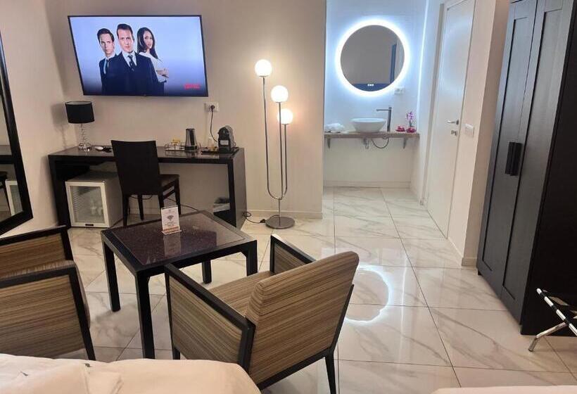 سوییت جونیور, Grand Central Room