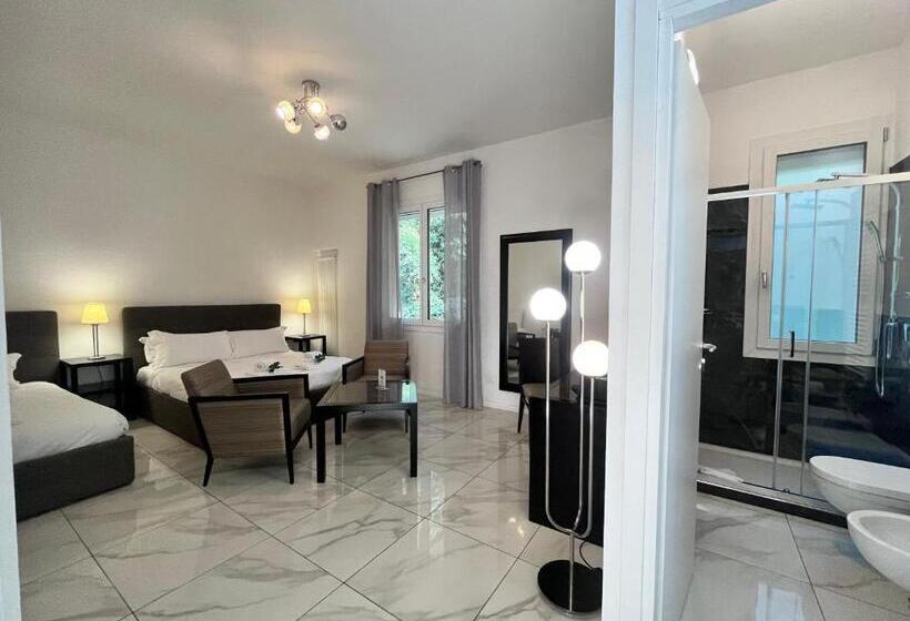 سوییت جونیور, Grand Central Room