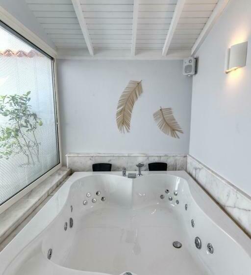 מיטת קינג בסוויטה, Sigacik Gardenya Buti̇k Otel