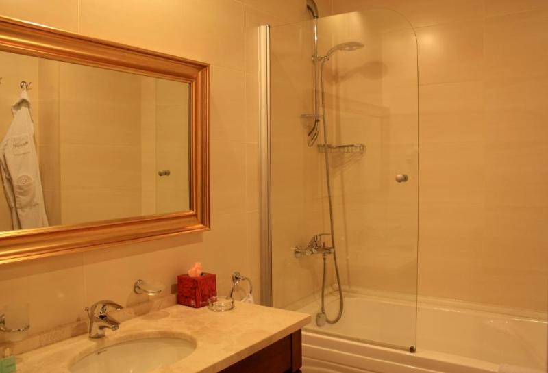 سوییت جونیور, Atropat Old City