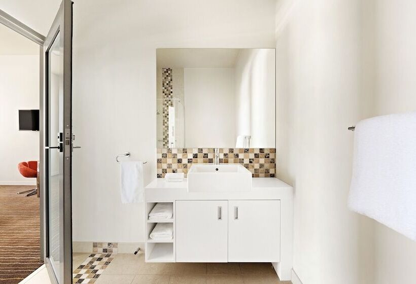 管理人员工作室, Mantra Charles