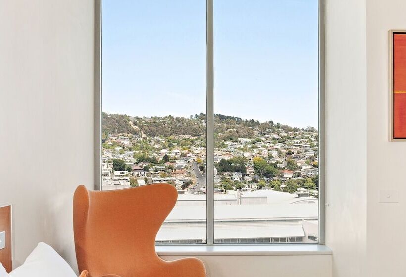 管理人员工作室, Mantra Charles