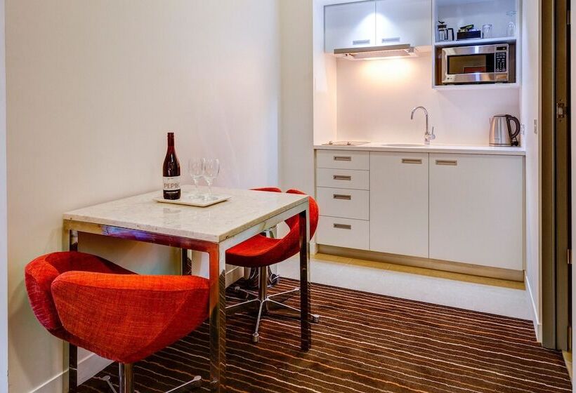 管理人员工作室, Mantra Charles