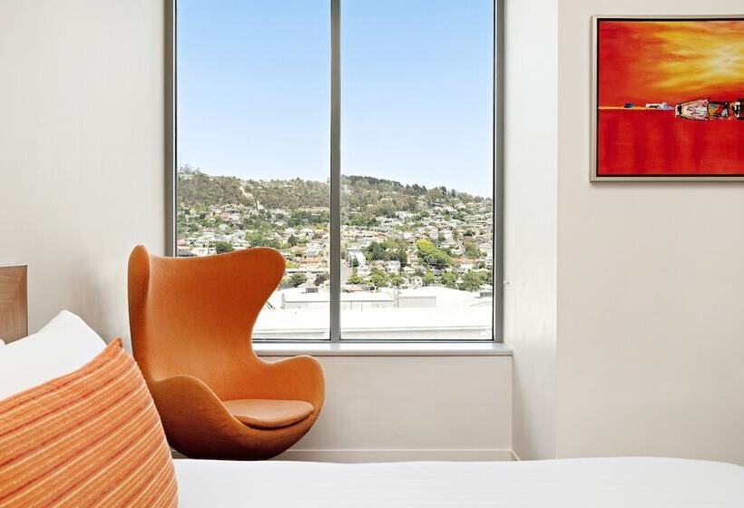 管理人员工作室, Mantra Charles