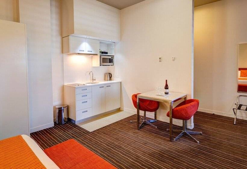 管理人员工作室, Mantra Charles