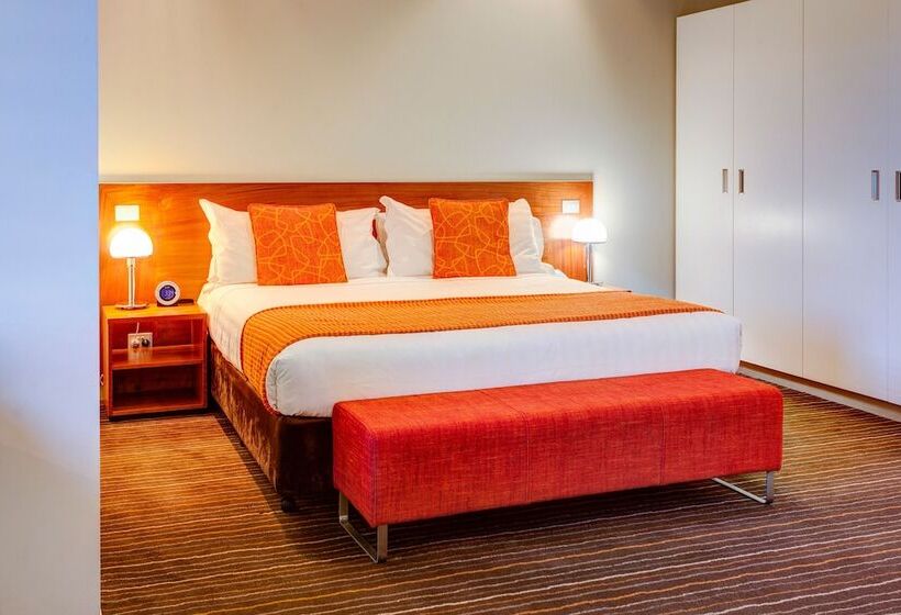 管理人员工作室, Mantra Charles