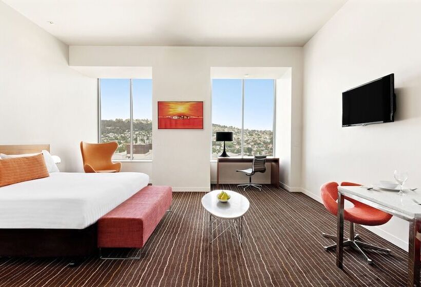 管理人员工作室, Mantra Charles