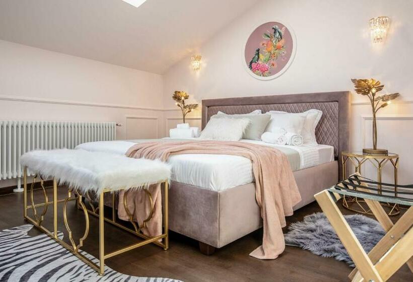 استودیوی استاندارد, Holt Old Town Suites