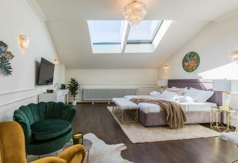 استودیوی استاندارد, Holt Old Town Suites