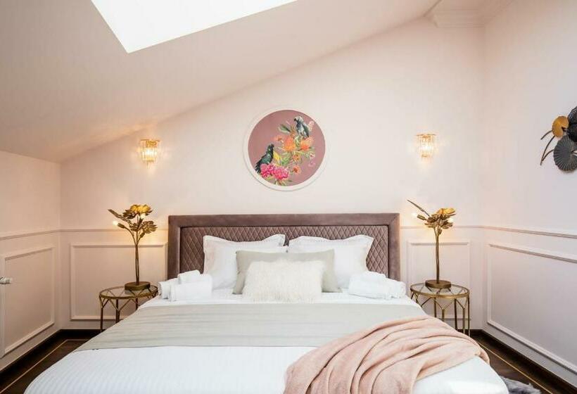 استودیوی استاندارد, Holt Old Town Suites