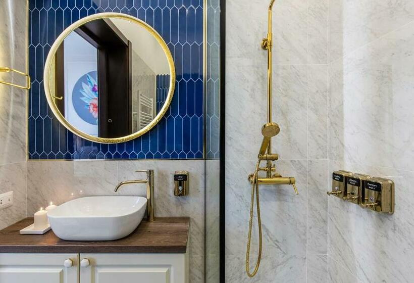 استودیوی استاندارد, Holt Old Town Suites