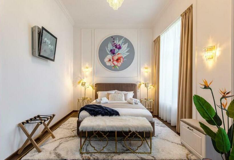 استودیوی استاندارد, Holt Old Town Suites