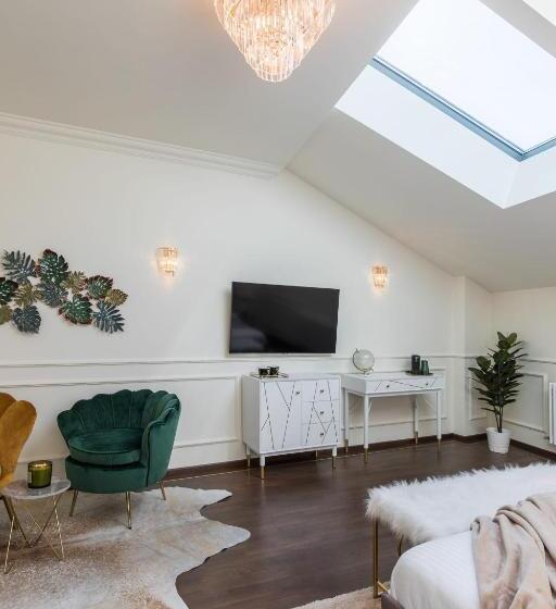 استودیوی استاندارد, Holt Old Town Suites