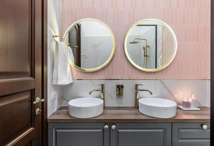 استودیوی استاندارد, Holt Old Town Suites