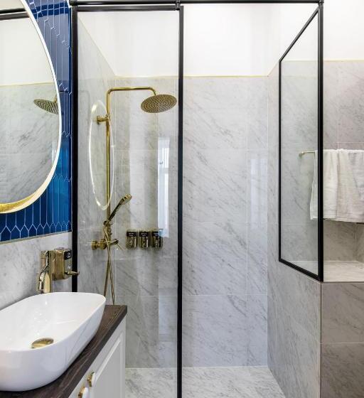 استودیوی استاندارد, Holt Old Town Suites