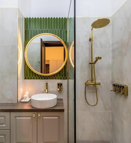 استودیوی استاندارد, Holt Old Town Suites