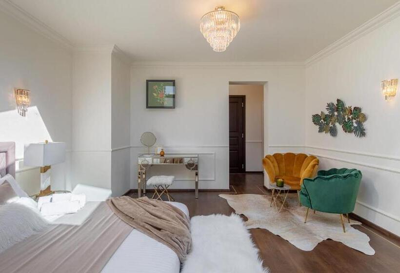استودیوی استاندارد, Holt Old Town Suites