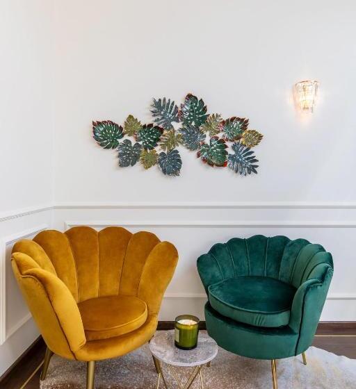 استودیوی استاندارد, Holt Old Town Suites