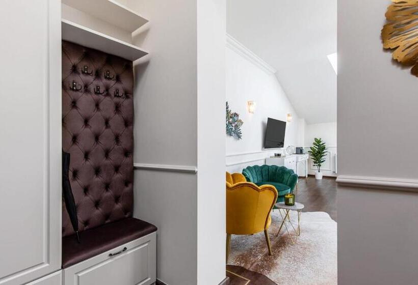 استودیوی استاندارد, Holt Old Town Suites