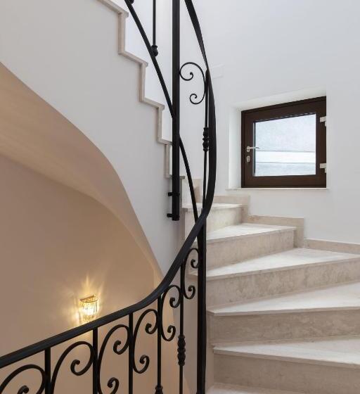 استودیوی استاندارد, Holt Old Town Suites