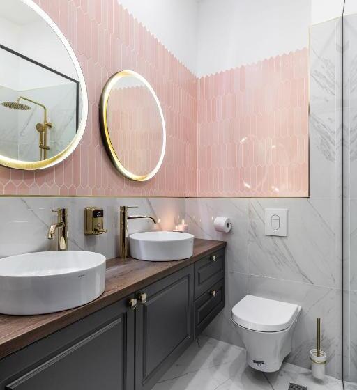 استودیوی استاندارد, Holt Old Town Suites