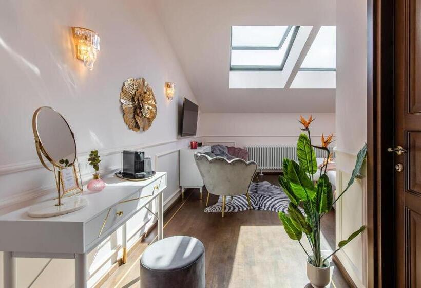 استودیوی استاندارد, Holt Old Town Suites