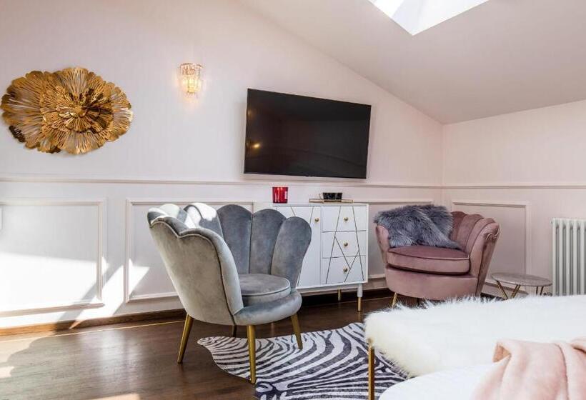 استودیوی استاندارد, Holt Old Town Suites