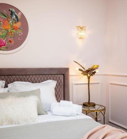 استودیوی استاندارد, Holt Old Town Suites