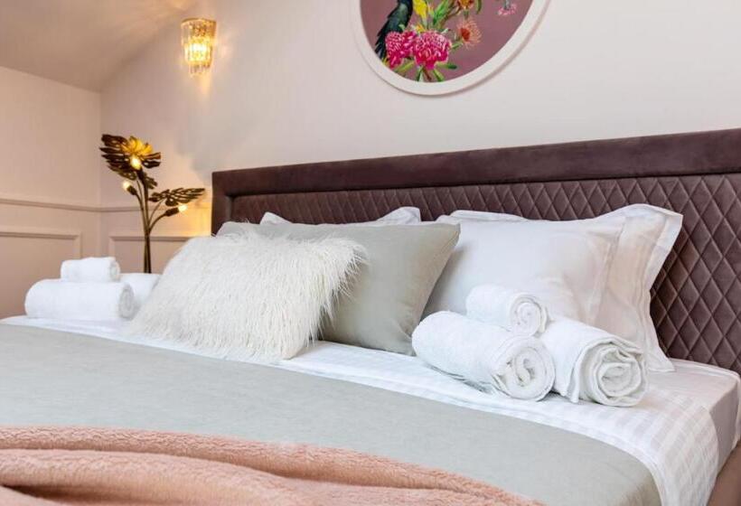 استودیوی استاندارد, Holt Old Town Suites